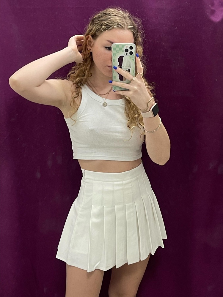 Юбка вообще супер, без дефектов, брала размер М, все совпадает по таблице размеров, немного тянется и качество к телу приятное, ну и главное, что есть шорты 