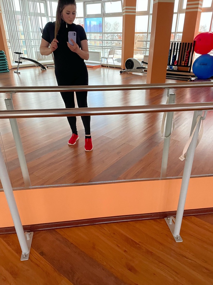 Крутой комбез!!!😎Скрывает округлый животик  если такой имеется👌Сел идеально на мой 48-50 размер!Я в восторге,но хотелось бы другие яркие цвета на лето!!!