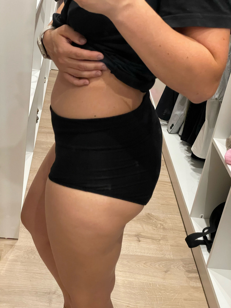 Взяла на постоянку для длительного приема утрожестана, надеюсь их слой выдержит эту масляную гадость(( Плотные, симпатичные, на бедра 100 см взяла XL - сели вот так. Меньше наверное врезались бы в кожу. После первой стирки сохли долго. Если выдержат препарат - возьму еще