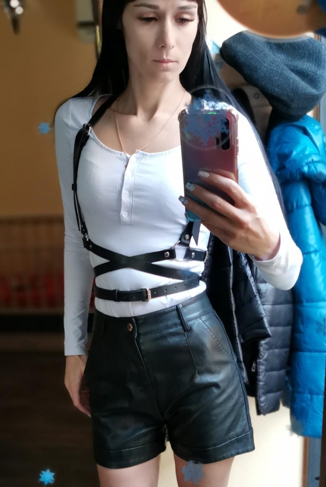 Портупея отличного качества! Запах кожы, ничем не воняет. Ношу с удовольствием. Мой российский размер 40