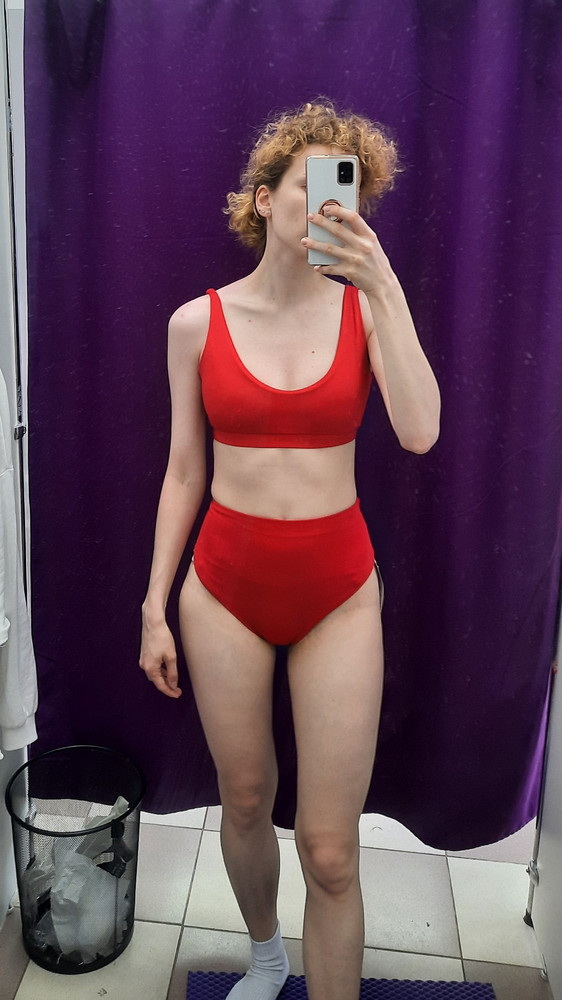 Взяла поскольку сидит на 75B идеально, все поддерживает красиво и особенно подойдёт для тех, у кого широкие плечи и грудь широко расставлена (лиф четко прилегает к подмышкам, ничего нигде не вылазит)
Из минусов - ткань, очень жесткая недыщащая, блестящая как будто 100% синтетика ( иногда используют нежный полиамид, он гораздо приятнее к телу)