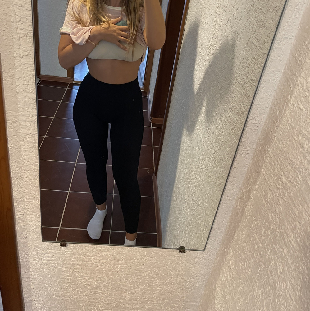 Леггинсы очень понравились! Материал классный, хорошо тянется, мягкий, приятный к телу, утягивает где надо. Мой совет: не обращайте внимания на отрицательные отзывы. Единственное за чем стоит следить, так это за подменой, а остальное чушь. Хорошо что я решила попробовать именно ваши легги, они сидят как надо! Ну и конечно подкупает отношение производителя к покупателям. Прям супер мило)