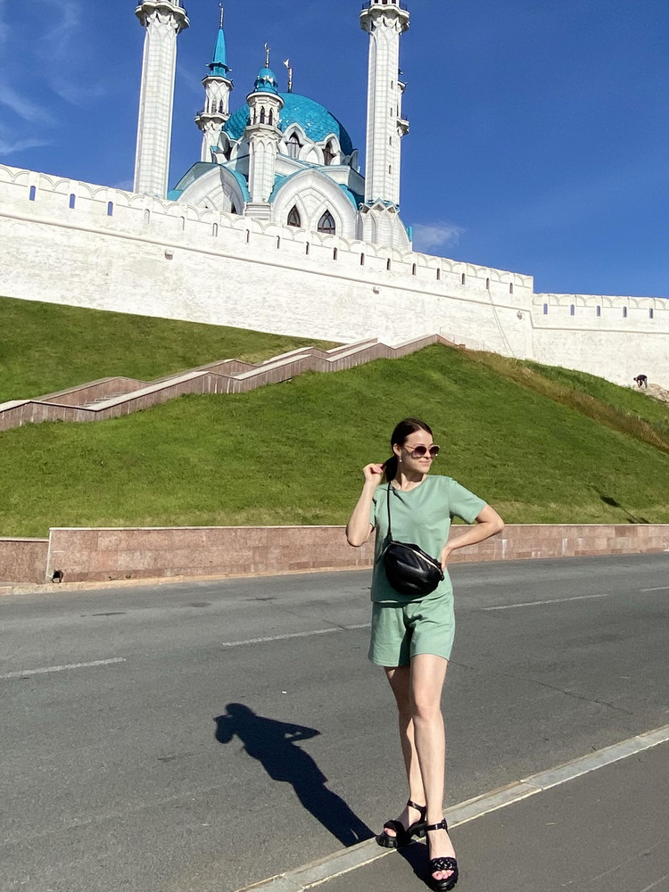 Удобный костюмчик. Не вылезаю из него. Надо было два брать 😀