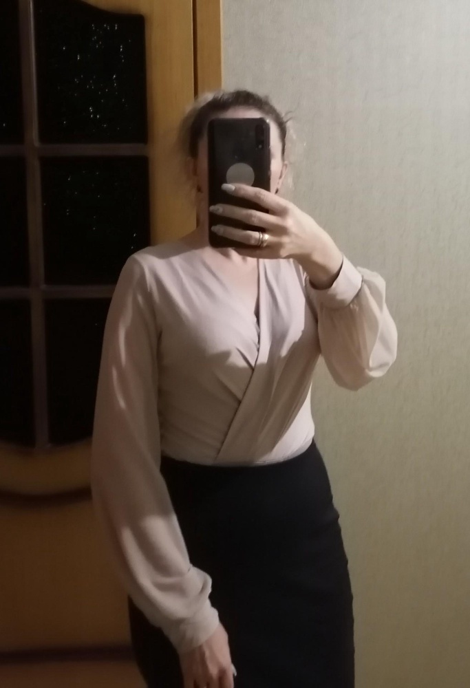 Мне блузка понравилась. Цвет скорее кофе с молоком, не песочный. Жаль, что таких белых нет.