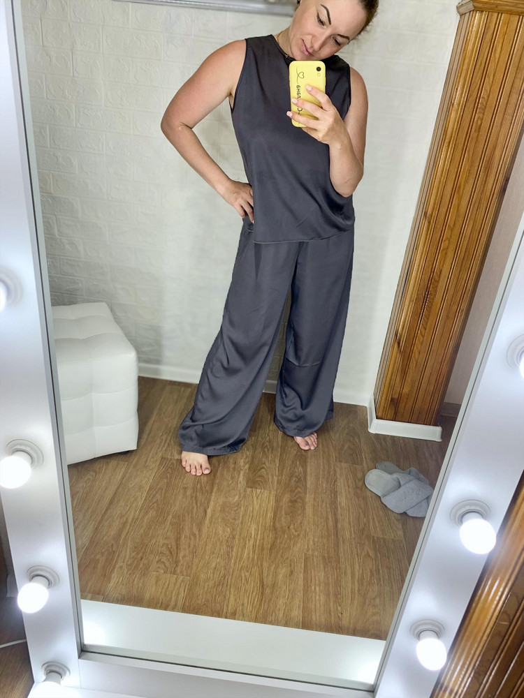 Нравится 🥰 на рост 154 конечно штаны длинные но я люблю когда чуть тянется за ножками  , выше поднимаю, каждую каплю оставляет развод , поэтому пижамка только одела и красивая ходишь но никак не помыть посуду или пол 😉☝🏼 взяла размер м ) чувствую себя аладинкой 