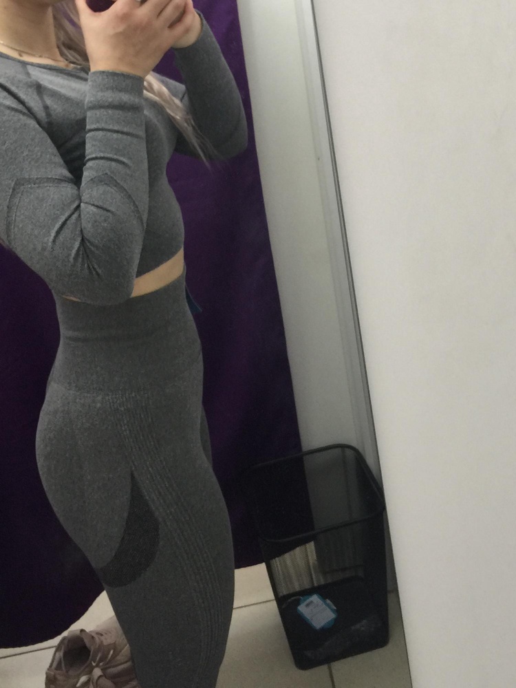 Костюм очень крутой! Хорошо подчеркивает фигуру, отлично тянется, не просвечивает! На широкие бедра, около 100 см обхват и на талию  65, размер М сел отлично. Цвет конечно ожидала темно серый, по факту он светло серый.