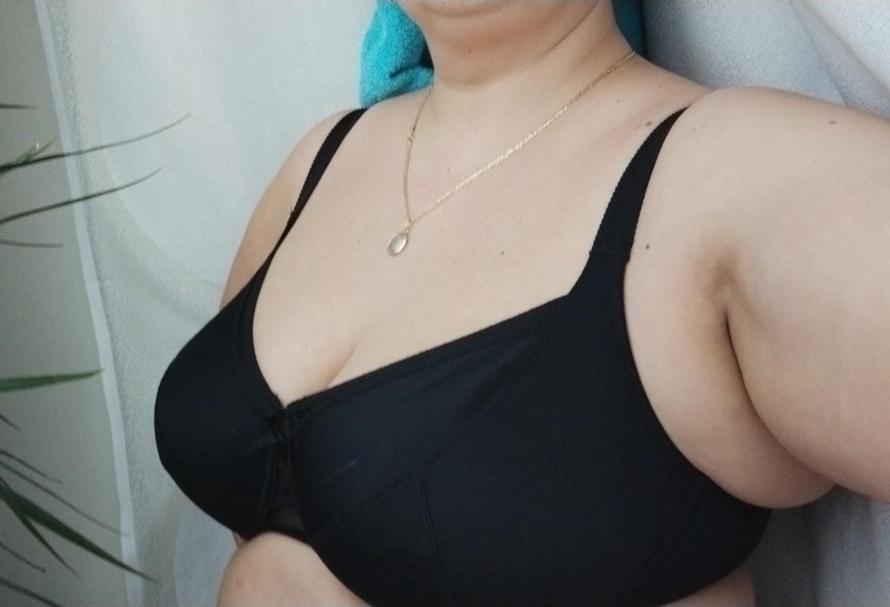 Под грудью 93, грудь 115. Чашки вроде подошли. Пояс сел хорошо, плотно, на своё место, может даже надо было побольше взять, но нет такого размера. А лямки тугие и короткие. Давят сверху на плечи. Чтобы всунуть руку в лямки, пришлось до конца спустить карабины. А они должны быть посередине для возможности регулировки. Кстати, на фото в карточке товара у моделей тоже спущены до упора! Думаю, что размеру производителя соответствует на 83-87/113-115