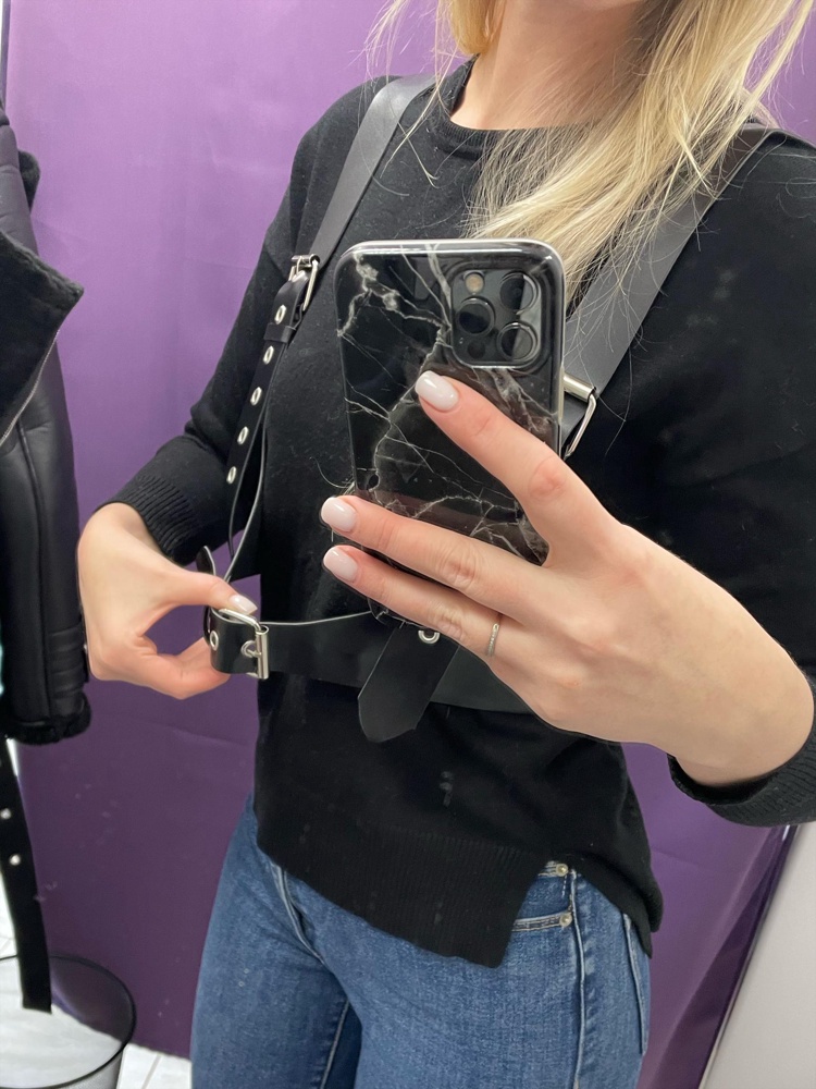 Очень классная вещь, но мне сильно велика в объёме даже на максимально застегнутом варианте 😩😩 хотела носить на платье, поэтому должна быть по фигуре. Очень сильно расстроилась, пришлось возвращать