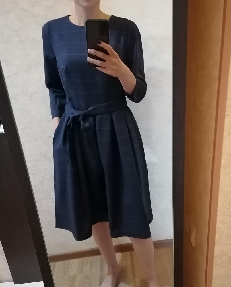 Платье качественное, ткань плотная, мне очень понравилось платье, на мой рост 175,в груди большевато, вытачки ушью, не критично.