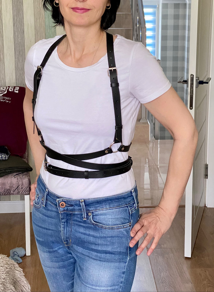 Девайс прямо свыше всяких ожиданий! Очень клевый! Боялась ошибиться с размером, он хоть и с небольшим запасом, т к у меня размер ближе к 44му, но все-таки сел, как надо! Это мягкий кожзам, на тканевой основе, вся фурнитура в порядке, без заусенцев, сделано аккуратно. Для меня дико приятная неожиданность, я сомневалась до самого получения, будет ли это хорошо. И очень рада аксессуару. Не знаю, будет ли красить вещи, но это будет понятно в процессе носки. Пока все очень нравится. Пришел за пару дней. Продавца рекомендую, думаю, еще что-то буду заказывать.