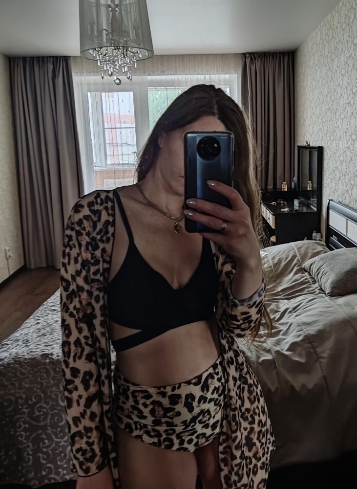 Отличный купальник, ткань очень хорошего качества: плотная, не просвечивает. Низ- трусики с завышенной талией, впереди с драпировкой и подкладочный тканью, скрывают все недостатки)  На мои ОБ 106 взяла xl. Верх -лиф с заявками, в стиле Саlze-nia, очень интересно смотрится. Подойдёт и на более пышную грудь, мне кажется, будет ещё лучше. Туника-это вообще любовь-любовь. Можно использовать разные "луки". Ткань очень приятная яркая. Рекомендую!