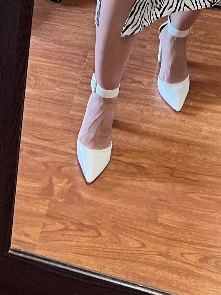 Хорошие туфли. Качественные. Но ремешок натирает косточку. И наверное большемерят. Заказала по размерной сетке 25,5 на 40 размер, большие.