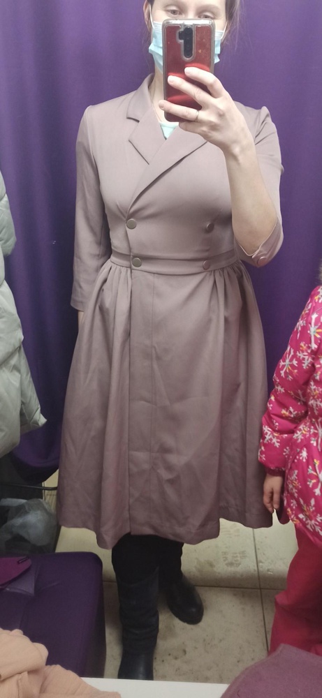 Платье мне понравилось. Размер  подошёл L, ношу S. брала ещё И, но в животе и в груди немного туговато. Цвет мне показался другой, лучше чем на фото. От талии очень пышное, бедра увеличивает. Есть карманы.Длина- колено закрывает.