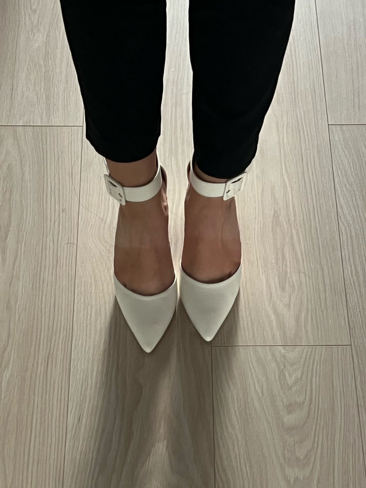 Туфли огонь. Очень удобные и комфортные. Проходила на них целый день никакой усталости в ногах не ощутила. Буду покупать ещё в другой расцветке. Однозначно советую. Размерный ряд соответствует 