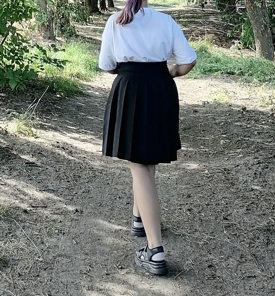 Трендовая юбка для школы, офиса. На обхват талии 78см подошёл XL, сбоку застегается на молнию. Рекомендую.