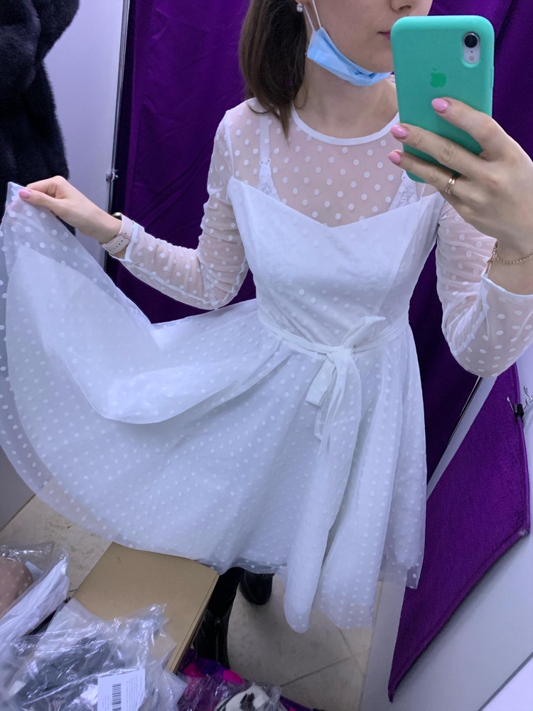 Для более юных девушек, на мой взгляд) напомнило выпускное платье, а я просто ищу другое. Юбка пышная, форму держит внутри подъюбник из плотной сетки