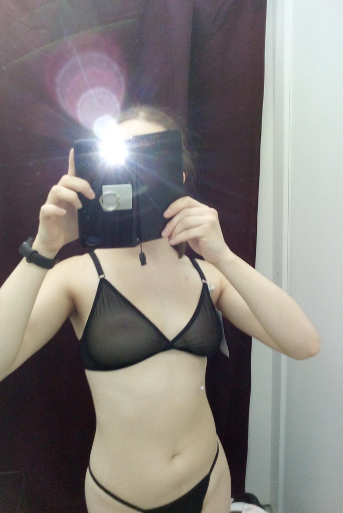 Офигенный)) Но, как и писали производители,  под топ для спорта не лучший выбор, поддержка не достаточна, но он не для этого предназначен)+ швы для меня жестковаты. На 70 С подошел S