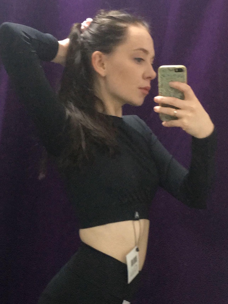 Понравился, туго сидит , но не пережимает , движения не сковывает . Не просвечивает