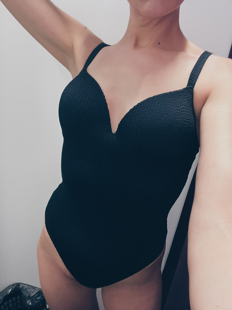 Классный купальник, но мне смотрится как-то не очень, грудь маловата у меня видимо 😀 на рост 175 отлично. Гигиеническая наклейка была сорвана. Но я примеряю на белье 😀