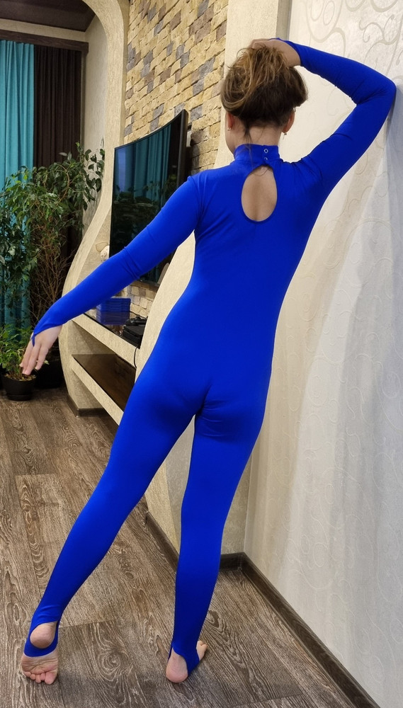 Очень красивый комбез...Материал как в детстве были лосины)))Цвет электрик просто пушка💣...Для занятий ,в нашем случае на кольце,очень удобно.На рост 154 взяли 152-156,как раз по всем параметрам...Шовчики ровные,кнопки надеюсь не отлетят.Дочка довольна, спасибо от души продавцу💋❤️