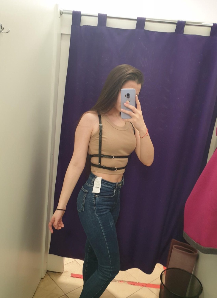 Брала для съёмок, выглядит  потрясно. Сидит хорошо, сделано аккуратно, запаха нет. 
Р.s. Уже  3-ий раз беру портупеи в этом магазине, всё отличное, как всегда!😉