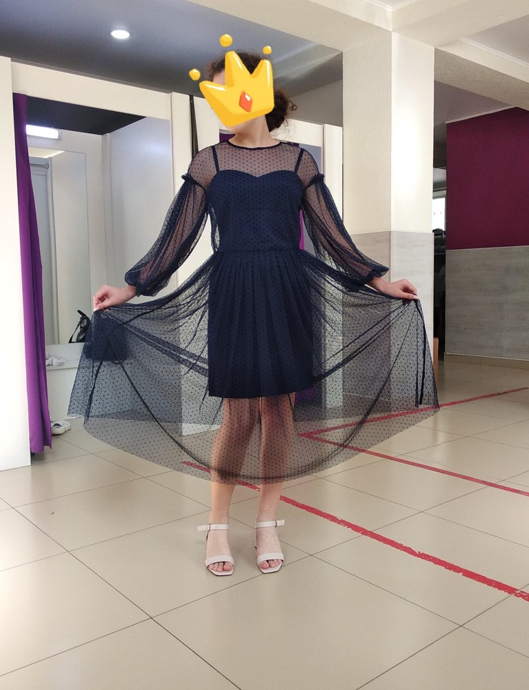 Очень красивое! Соответствует!! размерам в таблице!!!! Именно по ней выбирала. Купили 44 размер на свой 42. В самый раз!  Дочке очень понравилось!!! Наши размеры: 87-67-91. Нижнее платье само по себе отлично смотрится. Приятное к телу. Верх чудесный!! Все строчки ровные, нигде ничего не тянет. Качество на 5+.