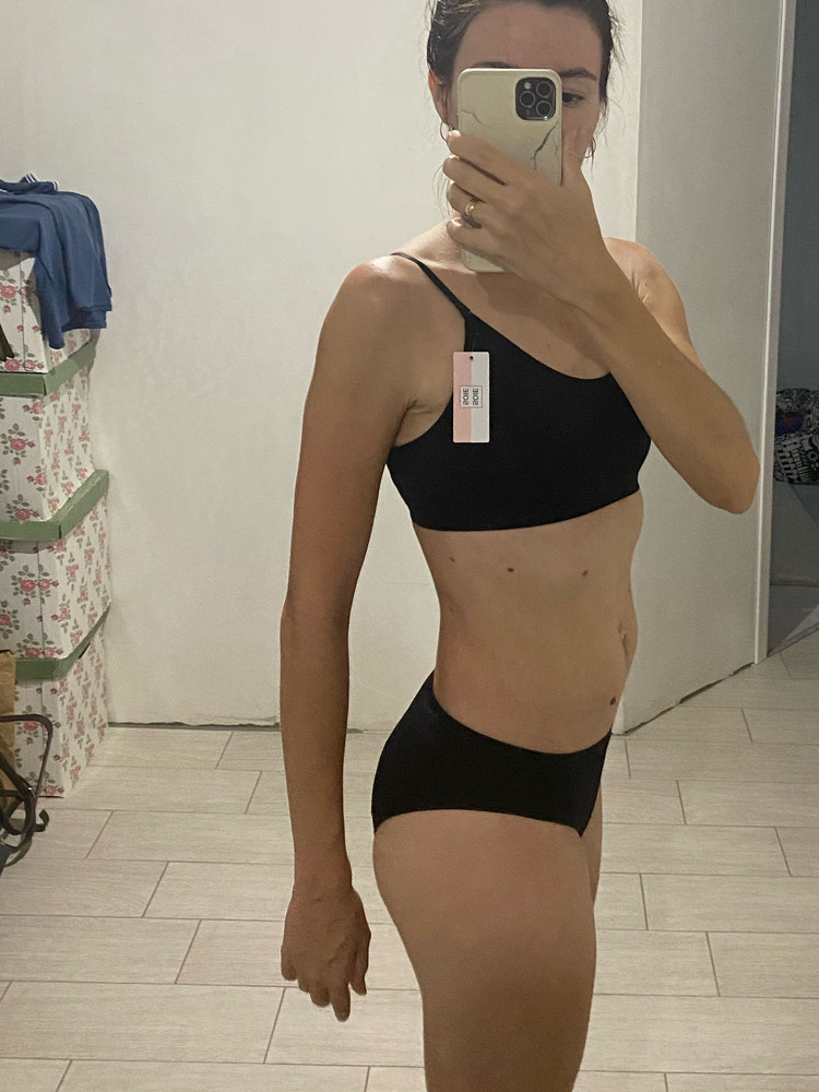 Отличный комплект! Тоненький, на лето самый раз. Заказывала чёрный (40-46), так что не просвечивает. На мой 44 размер и параметры 85х66х93 как раз. При распаковке показался очень маленьким, но тянется хорошо, и сел отлично!