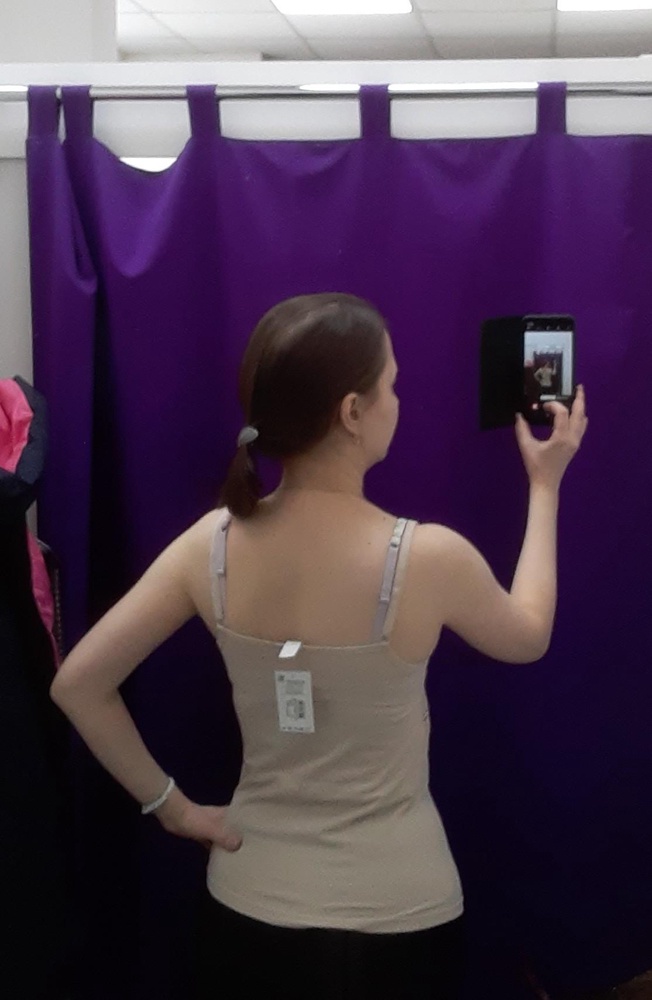 Облегающая модель. Приятный к телу тонкий хлопок. Качественное и нежное кружево.Бретели регулируются. Рекомендую.