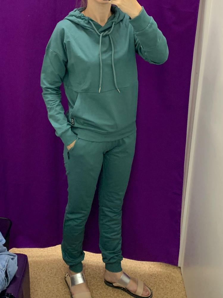 Ношу размер 42-44, рост 165. Идеально подошёл костюм. Ткань достаточно плотная.  Цвет красивый, соответствует. 