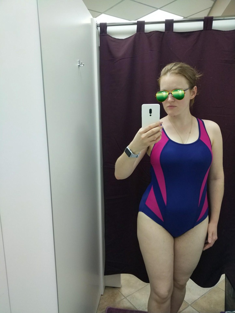 Размер соответствует, цвет нет. Основной синий гораздо светлее, розовые вставки не такие яркие, скорее приглушенная фуксия. На моём фото цветопередача ближе к реальным цветам. На мои параметры ОГ92, ОТ83, ОБ105 с животиком сел отлично. Лямки спадать точно не будут, отличный вариант для активного спорта. Вставки для груди на месте. Смотрится хорошо, немного стройнит, живот не выделяется. Отказ в пользу другой модели того же производителя.