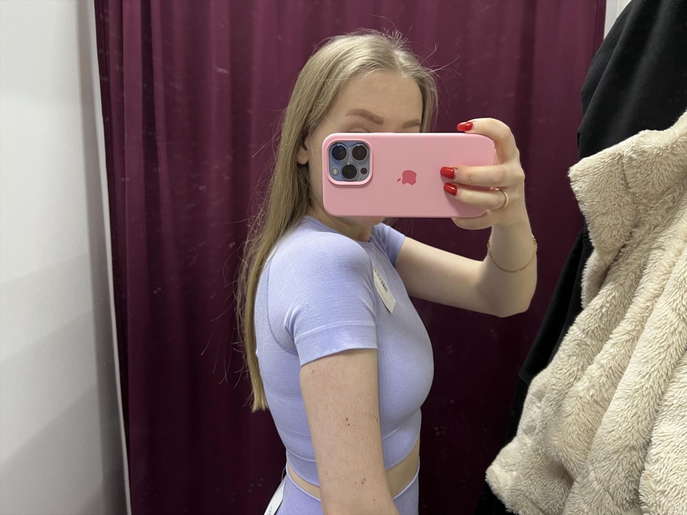 Все хорошо, цвет приятный, но маломерит, было очень тесно, советую брать больше своего размера, ношу s, s не подошел