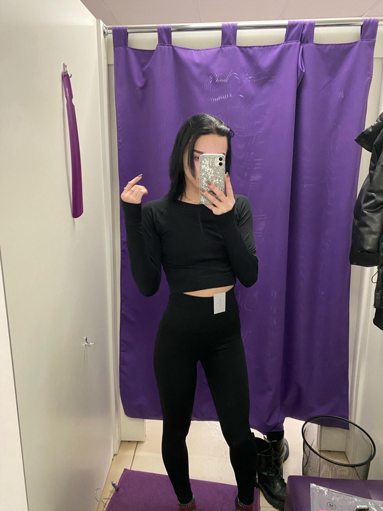 размер в размер. швы ровные ,тянется ,не чувствуется что синтетика. позже испытаю в деле. 