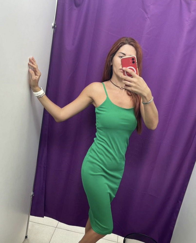 Классное платье, скользкое на ощуп, лямки не впиваются в плечи, размер s взяла, так как xs не было, немного свободно в талии, не критично, ог88, об 89, тянется, можно и с большими объемами брать, без лифчика тоже можно, двойная ткань на груди, не просвечивает