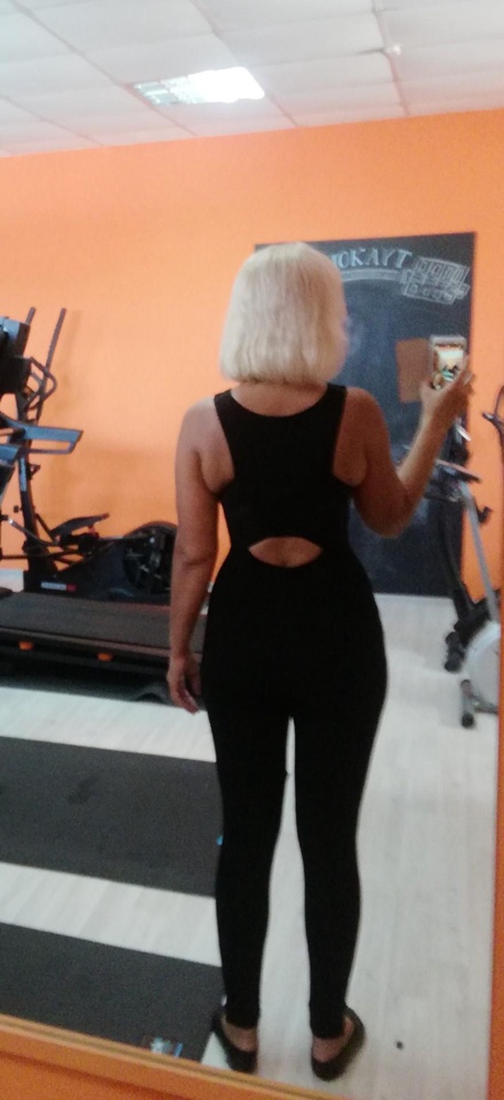 Не знаю, как другие расцветки, но черный смотрится офигенно! Ткань плотная, но не жаркая, присутствует компрессия в проблемных местах, за счет этого очень стройнит. Комбенизон очень эластичен,подойдет для любых тренировок. Грудь без вставок, нужен бюстгальтер. На мой рост 176см, параметры 90-75-106см подошел размер М. С крючками на плечах нужно иметь акробатические навыки)) , но можно наловчиться. В общем, я в восторге!