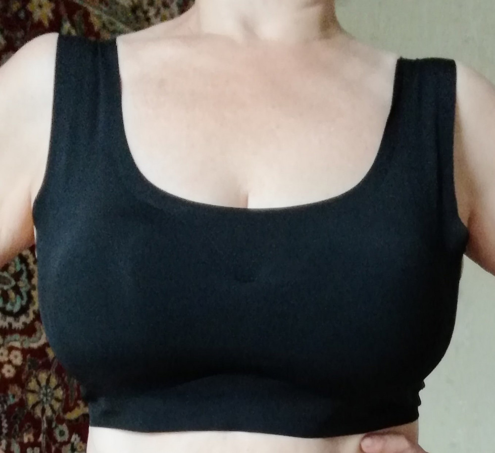 Рекомендую топ для ношения дома и занятий скандинавской ходьбой при переносимости синтетического нижнего белья. Большие размеры однозначно маломерят на 1-2 размера (с 2XL точно). С маленькой грудью, наверное, можно носить и в других случаях, да и размер брать свой обычный)). Качество=цена (купила за 320 р.)