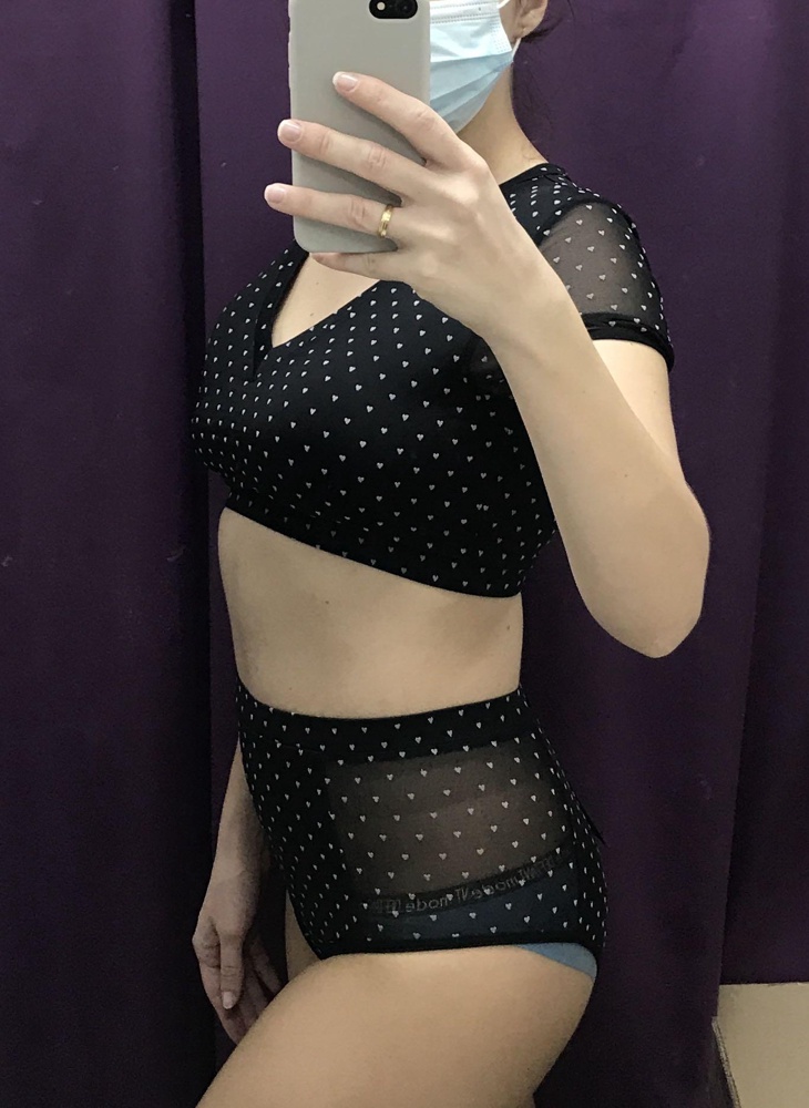 Мои параметры 94-74-97, размеру соответствует. Размер М брала. Но не выкупила, все таки по мне выглядит как нижнее бельё и ткань не очень подходит на ткани для купальников. Размер М на полноценный 46 размер, чем пышнее грудь тем лучше. Моя чувствовала себе свободно)))) но комфортно. Трусики хорошо садятся. Но не моё-не выкупила