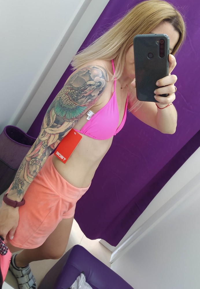 Яркий, симпатичный, с вкладышами. За 240 рублей - отлично.
На миниатюрных девушек 40рр - чашки большеваты. Взяла, не критично.