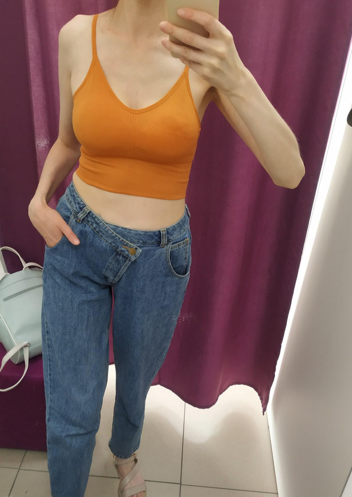 Топ классный, качественно сшит, хорошо держит грудь, у меня 3 размер. Цвет хотелось бы ярче, но и такой неплохо смотрится)