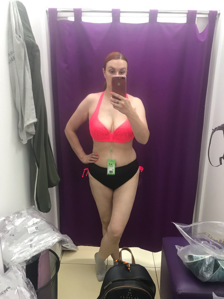 Потрясающий .Яркий и хорошо сшит! Мочила в тазу, вроде не красится ( но это не точно)Еле выбрала из всех цветов! Возможно , не удержусь от покупки ещё одного!!!