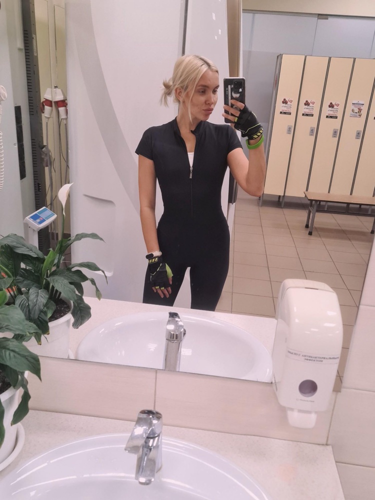 Удобный, сидит хорошо, эффекта утяжки нет