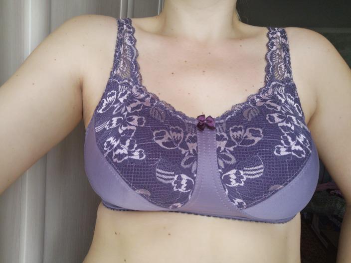 80С на мои 84см под грудью и ОГ98см нормуль на последний крючок. Если планируете поправляться, то берите объем больше 85С. Я ожидала, что будут хоть какие-то вставки для поддержки формы самого лифа, но он весь мягкий. Цвет бледновастый)) протез держит хорошо. Я б не сказала, что он плющит грудь, если только совсем немножко. 