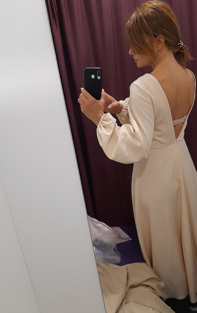 Заказала сразу x  и xs. В итоге s подошла не столько по размеру, сколько по цвету. Обращайте внимание, что цвет может отличаться от фото, хотя в описании указаны несколько цветов : крем-брюле, бежевый, песочный. Вот мне повезло, s оказалась полным совпадением с заявленным га фото