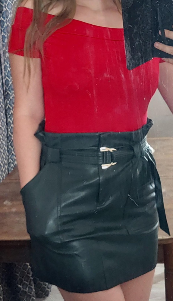 За 700-800 нормально, если дороже то не стоит брать. Я взяла за 800, все устраивает,  размер XL на 48 русский, ярко, красиво,  не пожалела что взяла красный цвет,  обычно всегда беру постельные тона. Хотела взять ещё черный,  но он на 400 рублей подорожал((((