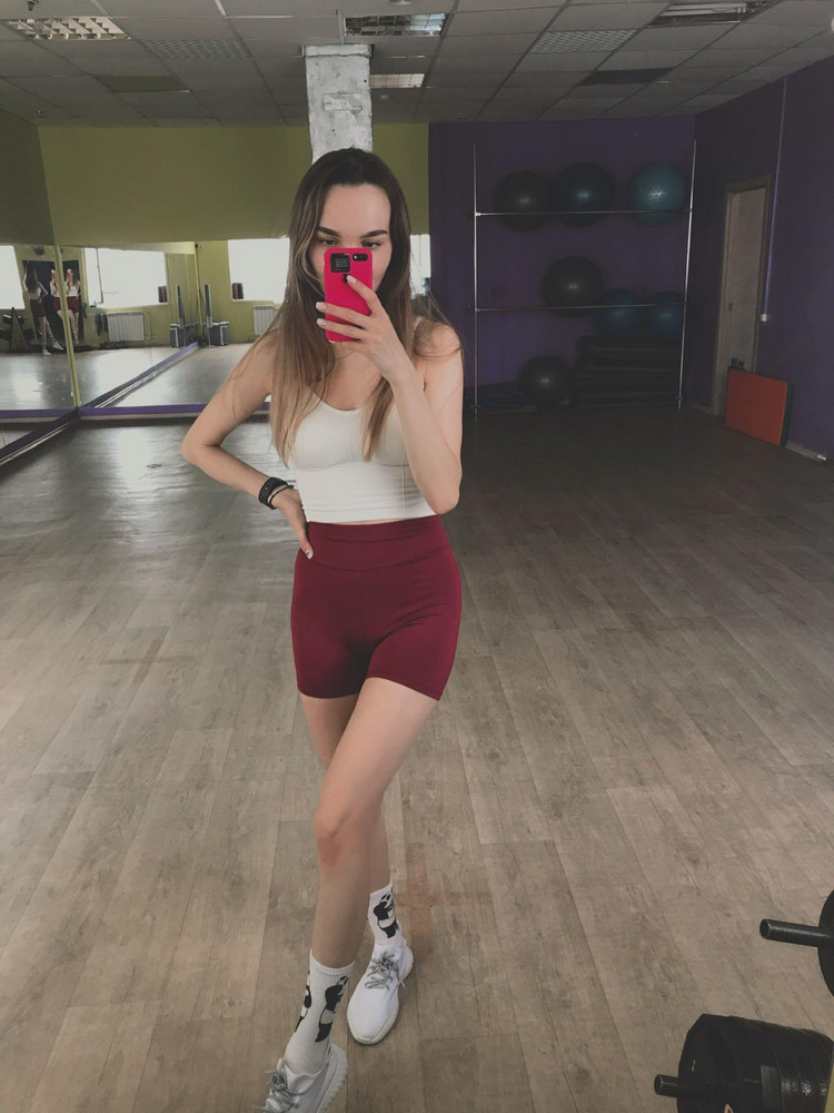 Брала в зелёном и в бордовом цвете ,качество шикарное ,не просвечивает