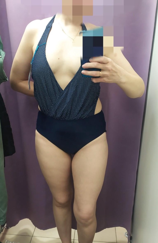 Фасон не понравился, не стройнит. Вырез неудобно глубокий. Размеру соответствует, ношу 46, нигде не жмет. Цвет не соответствует цвету на картинке.