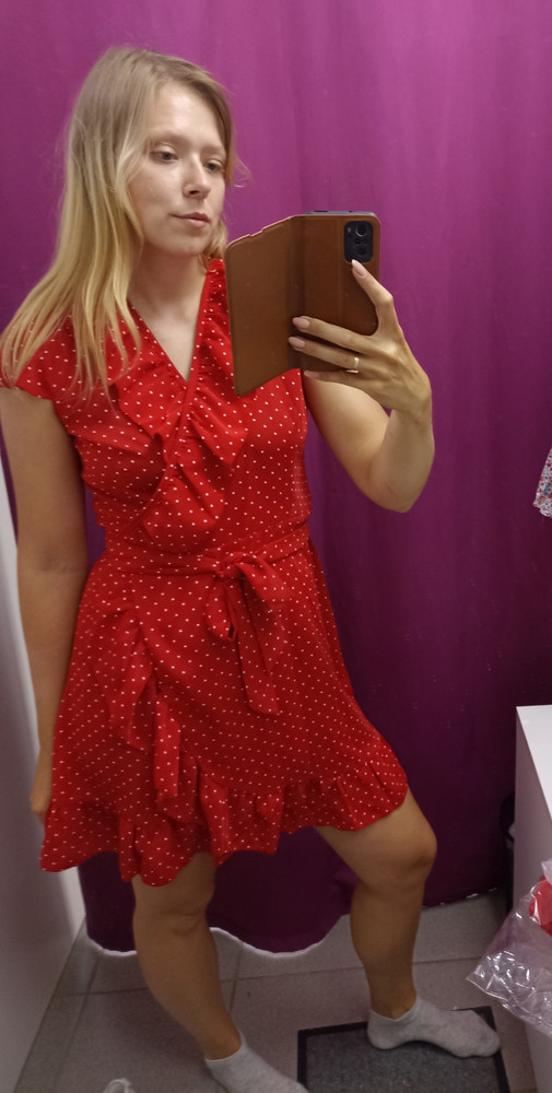 Платье прекрасное😍 Взяла на размер больше, село отлично, размер в размер тоже подошло-бы. Лёгкое, яркое. Упаковано хорошо, не мятое. Очень довольна)