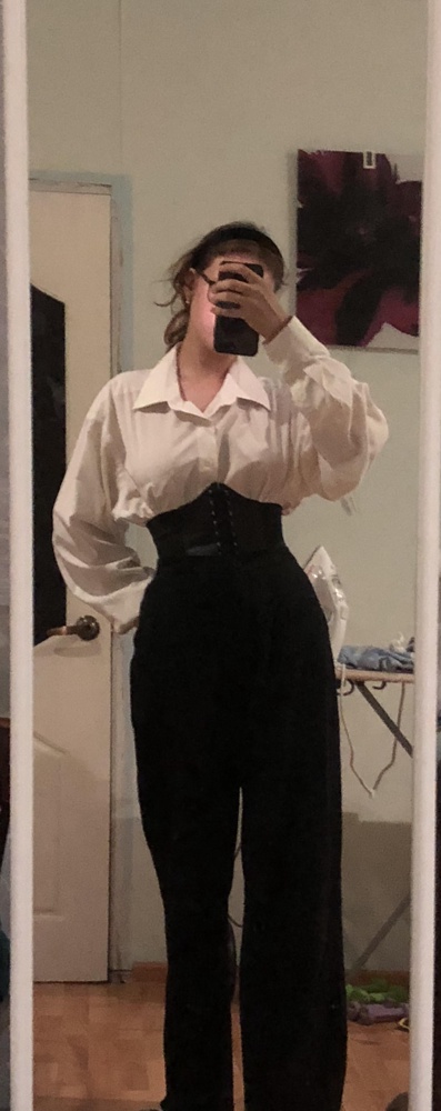 Просто супер, утягивает как мне показалось не очень, но чувствуется он прямо сильно, выглядет очень стильно, я как будто сошла с Pinterest, выглядет бомбически, собрать можно очень много образов, качество классное да и цена бомбическая, берите, не пожалеете 