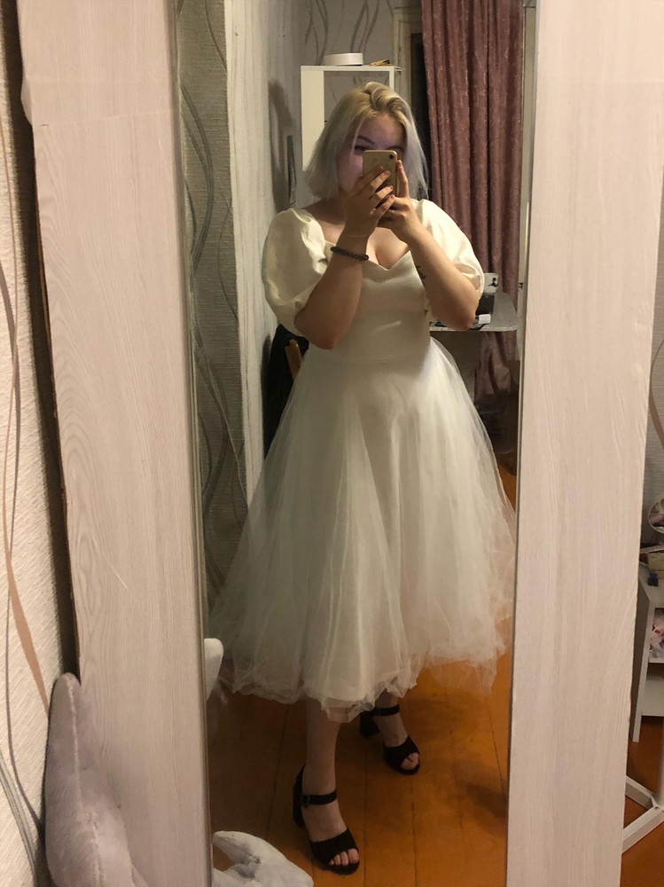 Пришло с небольшим пятнышком, но его не видно к счастью, поэтому взяла. Платье невероятно красивое, брала на роспись🥰 первый раз брала 48, оказался мал, хотя обычно его ношу, перезаказала, 50 сел хорошо. На счет рукавов: можно опустить, можно оставить наверху, держатся хорошо😄