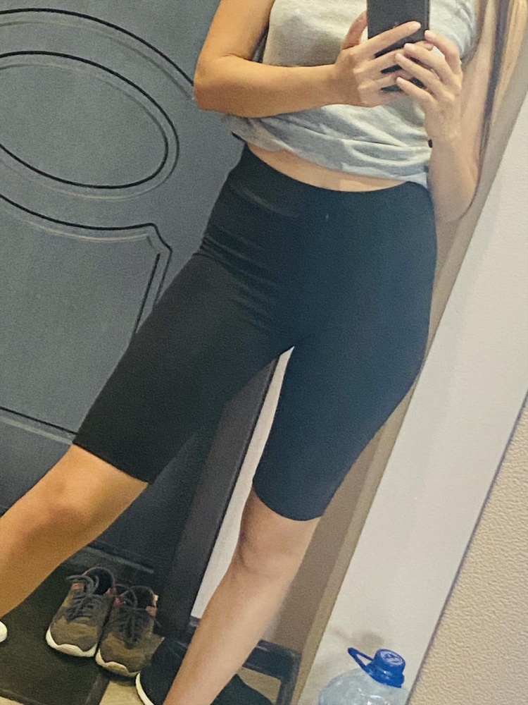 Хорошие, но мне как-то свободноваты в попе , наверное просто у кого попы особо нет от природы😂надо смириться . Ткань нормальная , не передавливает , всё мягко.