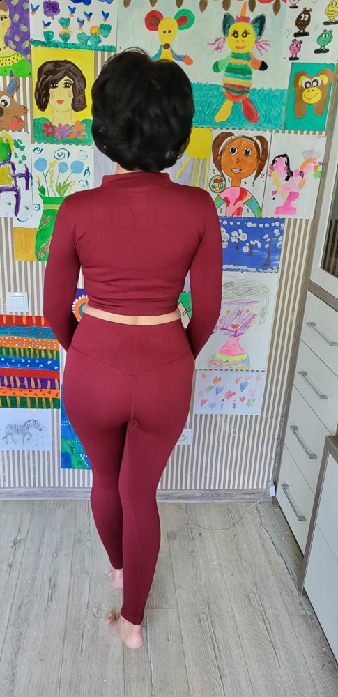 Костюм замечателтный. Спасибо большое. Качество отличное. Не просвечивает. Ношу 44. Купила L, прочла отзывы, что маломерит. Сел, вроде, хорошо. Опробую на трейл звбеге вскоре))